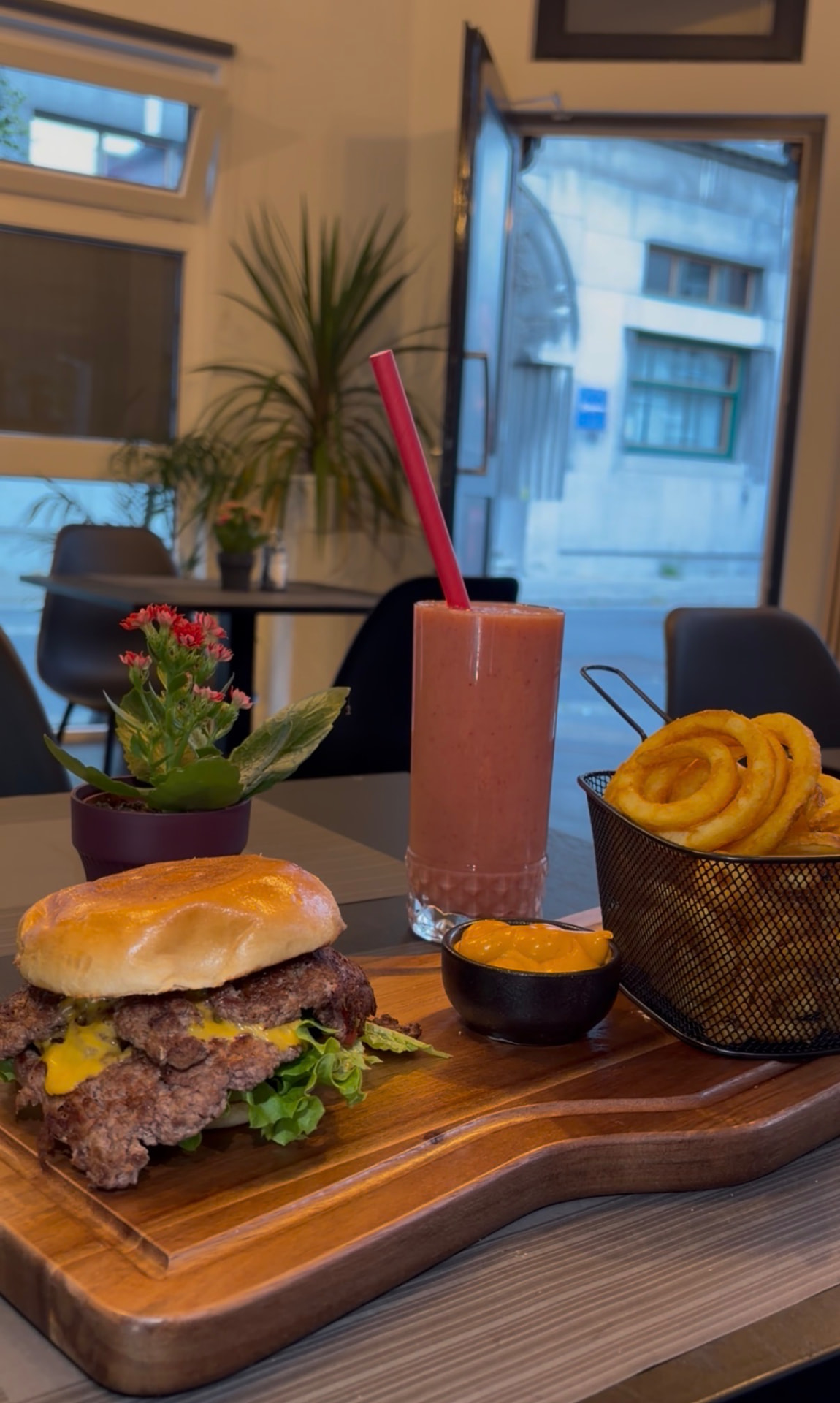Smashed burger met onion rings en smoothie