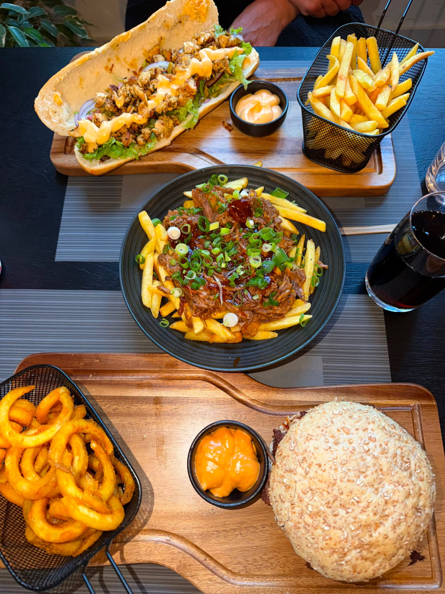 Loaded fries met pulled beef, burger, onion rings en broodje chicken